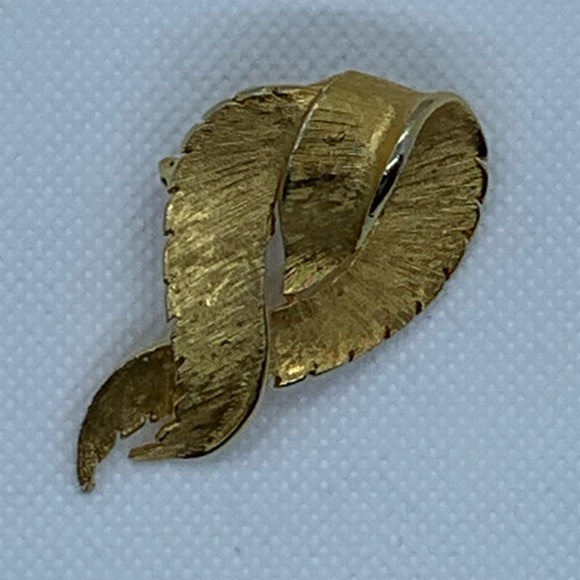 Vintage Signed Coro Yellow Gold Tone Brooch - Picture 4 of 7